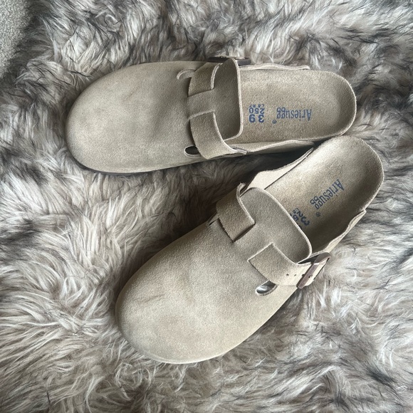 Ariesugg by Ugg Tan Suede Mules - Picture 4 of 12